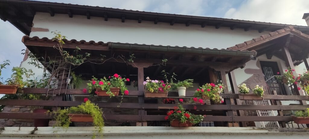 Imagen de una casa típica de Navarra en Zugarramurdi Casa típica de Navarra en Zugarramurdi