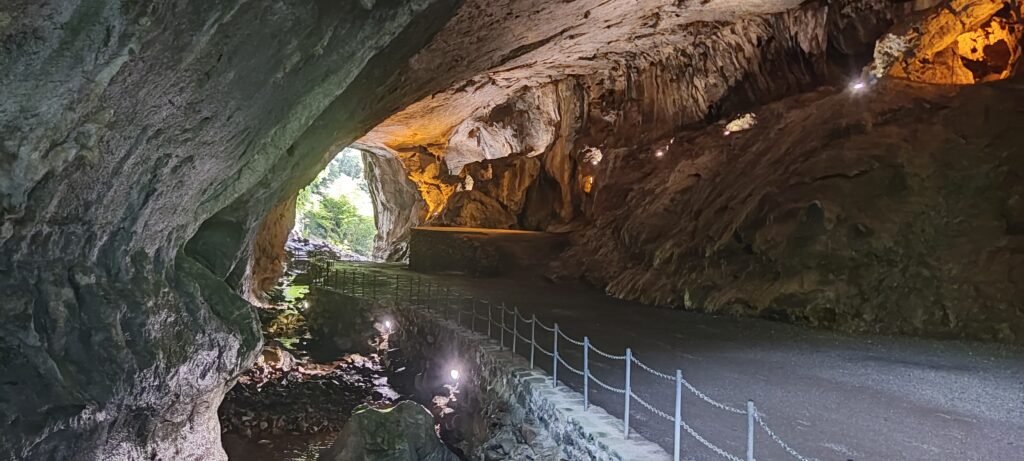 Las Cuevas de Zugarramurdi Las Cuevas de Zugarramurdi. Cueva Grande