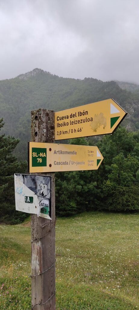 Señalización Rutas Cueva del Ibón y Cascada de Belabarze