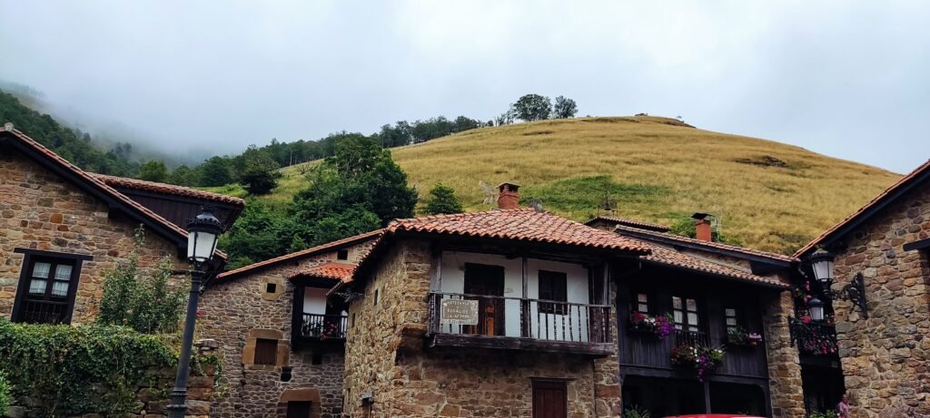 Caseríos y calles empedradas en Bárcena Mayor