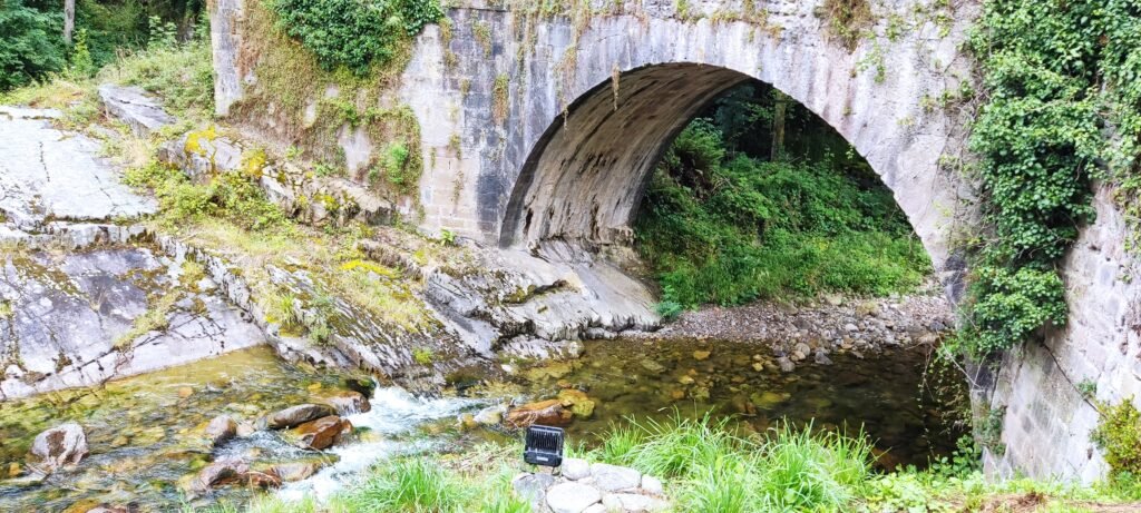 Puente Medieval en Bárcena Mayor sobre el Río Argoza