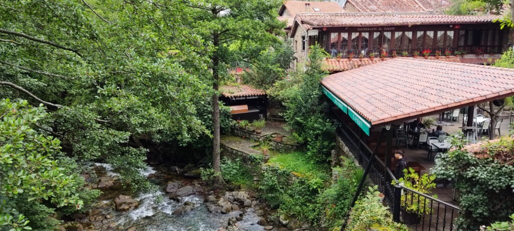 Restaurante El Puente justo al lado del Río Argoza