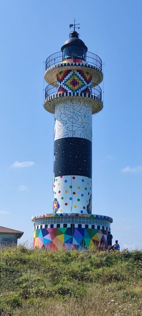 Faro de Ajo pintado por el artista cántabro Óscar San Miguel, conocido como 'Okuda'
