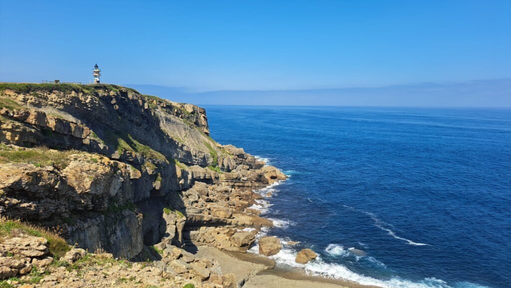 Faro de Ajo visto desde el acantilado
