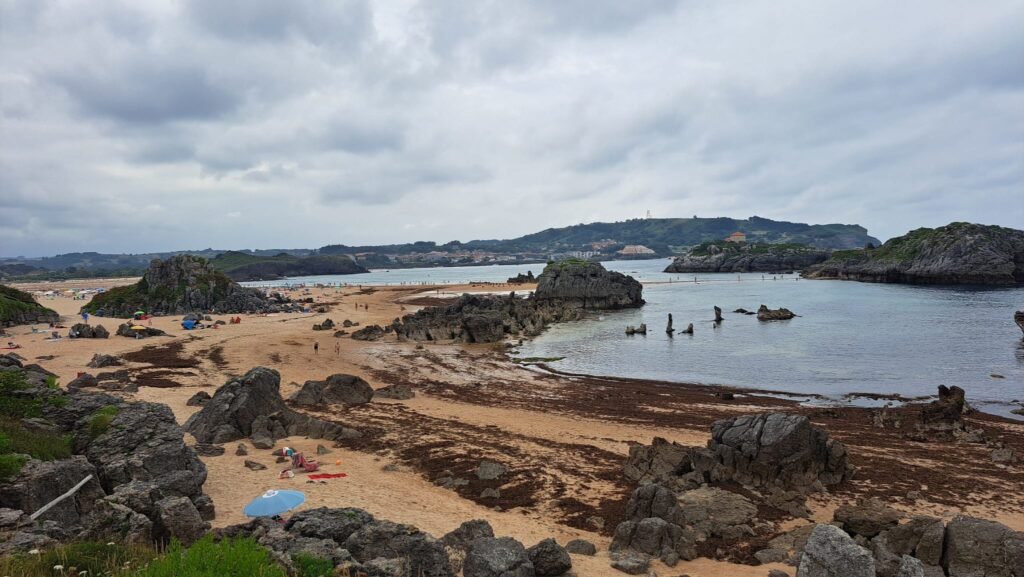 Noja - vista de la Playa de Ris y el Islote de San Pedro Noja - vista de la Playa de Ris y el Islote de San Pedro