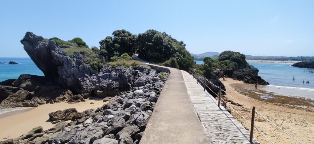 Pasarela para ir a las Piscinas Naturales en la Playa del Sable