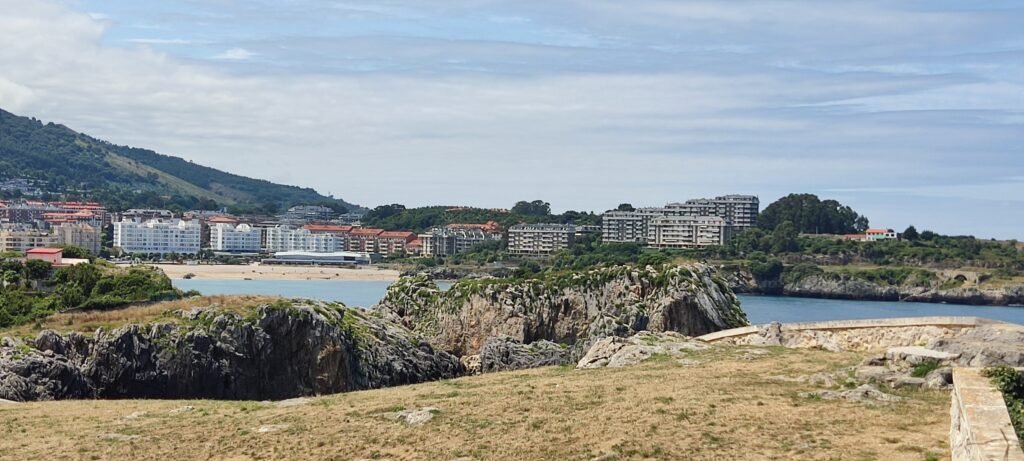 Playa de Ostende en Castro Urdiales vista desde La Atalya