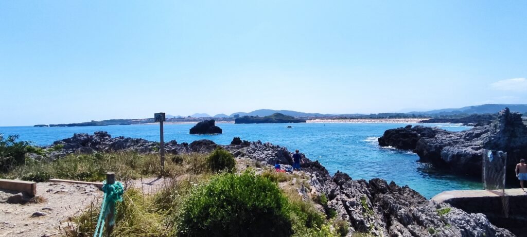 Vista de Noja desde la Playa del Sable en Isla (Arnuero)