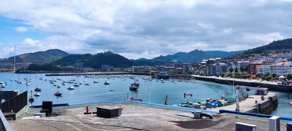 Vistas de Castro Urdiales con el Puerto y La Playa de Brazomar al fondo