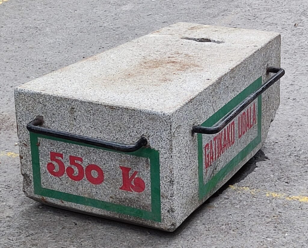 concurso de levantamiento de piedras y objetos pesados típicos del folklore vasco