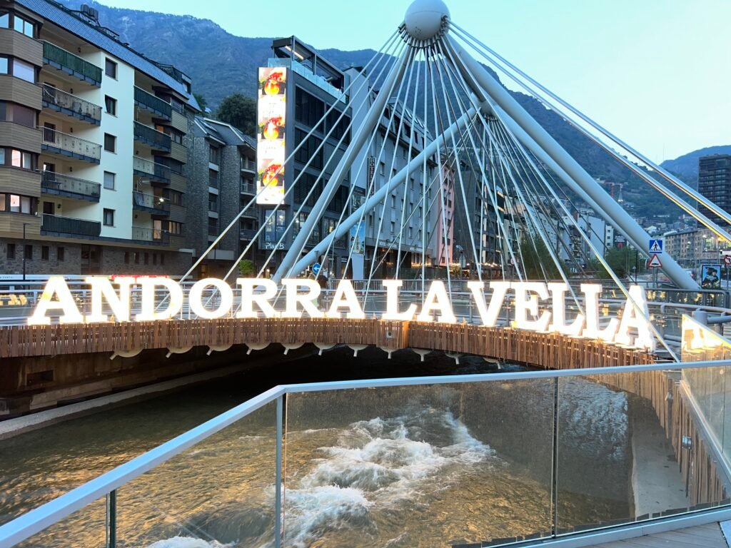 Paseo por Andorra La Vella junto al Río Valira