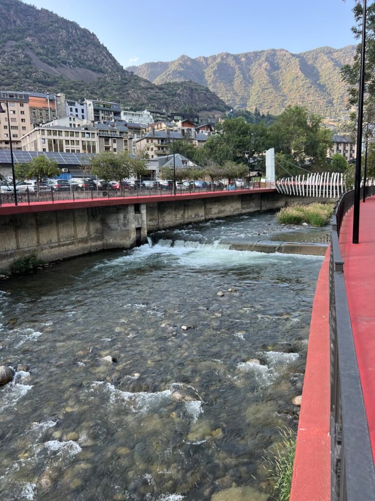 Paseo por Andorra La Vella junto al Río Valira